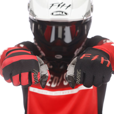 Fasthouse Speed Style Akin Gloves Black/Red - Close-Up of Knuckles