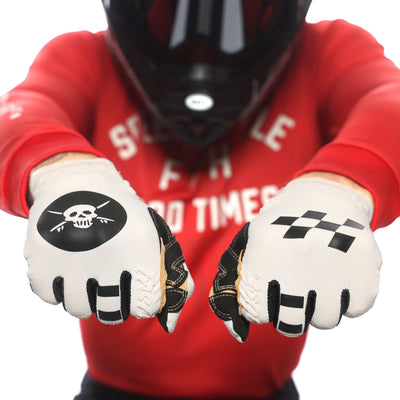 Fasthouse Speed Style Baja Gloves White Sand - Close-Up of Knuckles