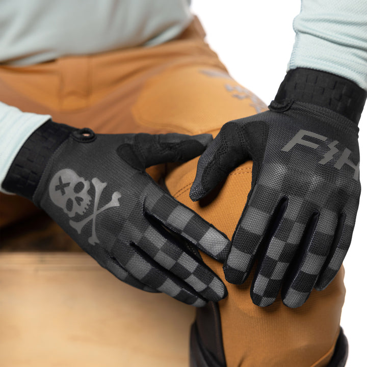 Fasthouse Vapor Reaper Gloves Black - Model Posing with Gloves on Knee