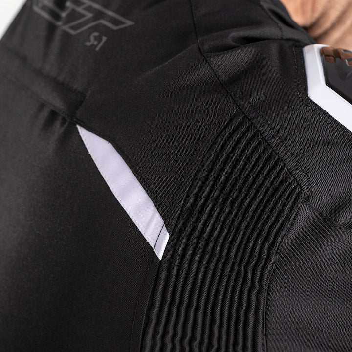 RST S1 CE Jacket Black/Black/White - Cose-Up of Rear Shoulder Accordion Panel