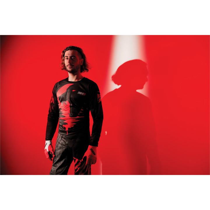 THOR Spectrum Gloves Red/White - Studio Wide Shot of Model wearing Gloves