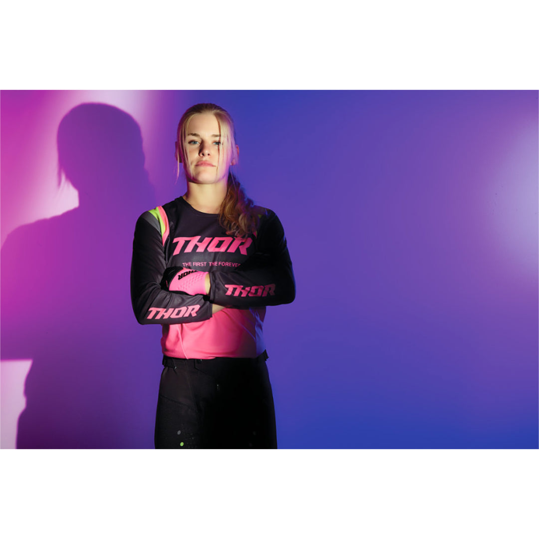 THOR Women's Pulse REV Jersey Charcoal/Pink - Stylized Studio Shot of Model Posing in Jersey