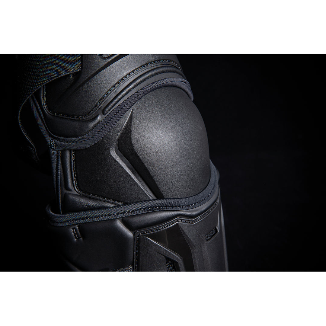ICON Field Armor 3™ Knees Black - Close-Up of Middle Knee Pad