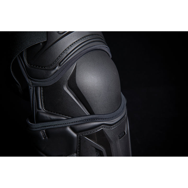 ICON Field Armor 3™ Knees Black - Close-Up of Middle Knee Pad